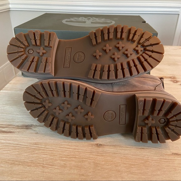 NWT Timberlands - 8.5 - Picture 4 of 9